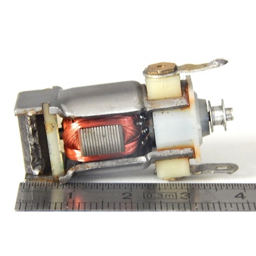 UN MOTEUR 5 POLES JOUEF AVEC POULIE EN METAL HO