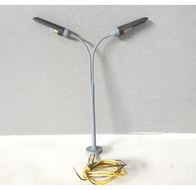 Réf 18110 UN LAMPADAIRE DOUBLE AVEC LAMPE MARQUE INCONNUE HO