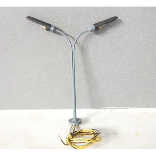 Réf 18110 UN LAMPADAIRE DOUBLE AVEC LAMPE MARQUE INCONNUE HO