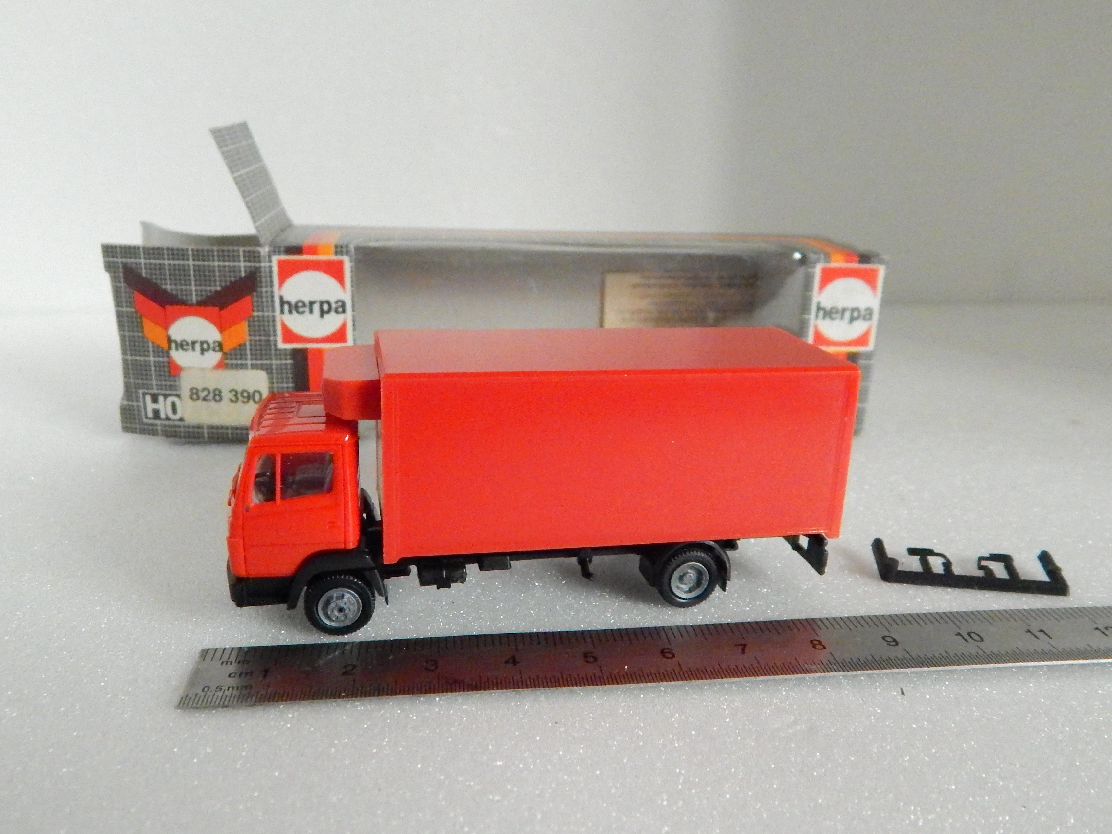Herpa Vitrine De Camions 1/87 – Modèles Collection Plastique – Fabriqué En Allemagne – 56,7 X 3,7 X 44,5 Cm