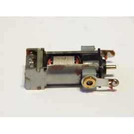 UN MOTEUR 3 POLES LONG JOUEF SANS PIGNON HO