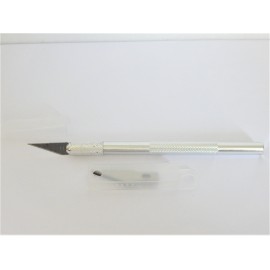 UN CUTTER SCALPEL AVEC DEUX LAMES POUR MAQUETTE HO / N 