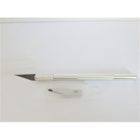 UN CUTTER SCALPEL AVEC DEUX LAMES POUR MAQUETTE HO / N 