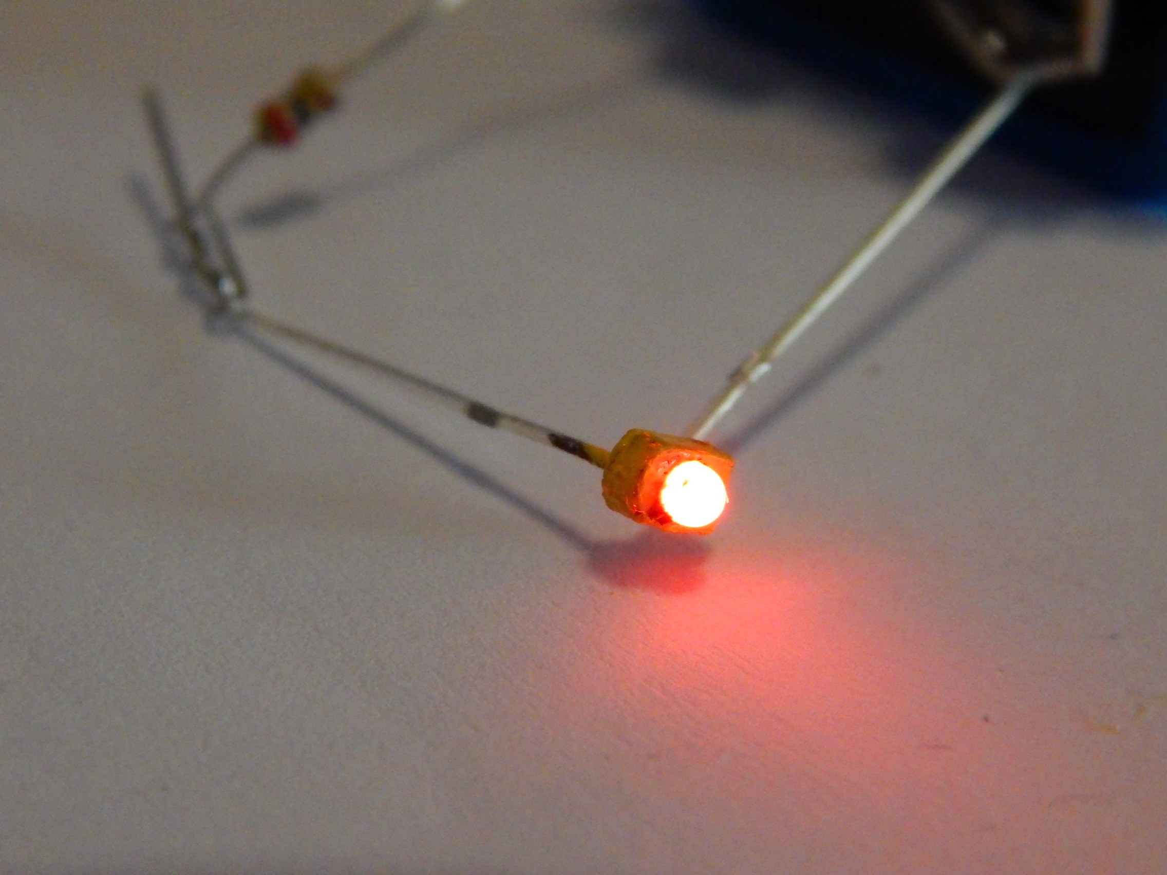 10 LEDS GLOBE 1,8 MM ROUGE DIFUSANT + 10 RESISTANCE