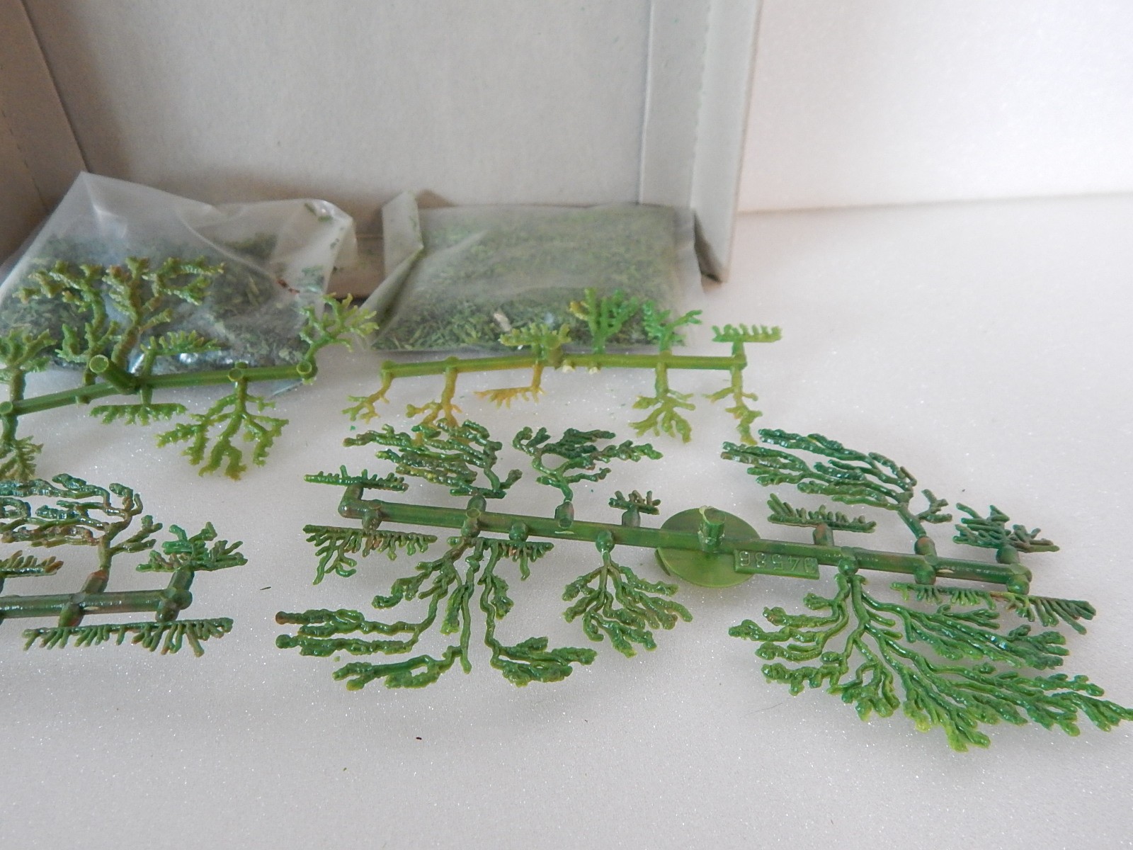 Boîte FALLER 362 Avec 4 Arbres Et Éléments De Décoration – Pour Modélisme Et Maquettes, Occasion