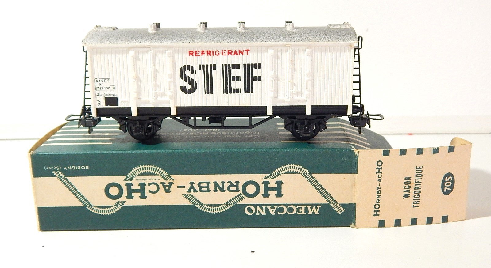HORNBY WAGON COUVERT A ESSIEUX STEF FRIGORIFIQUE EN BOITE VERTE REF...