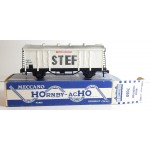 UN WAGON HORNBY COUVERT STEF A ESSIEUX EN BOITE BLEU HO REF 7250