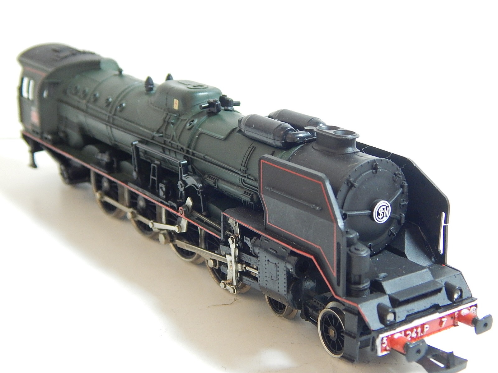 R 10508 UN BISSEL ARRIERE DE LOCOMOTIVE 241 P 7 AVEC FILS JOUEF HO