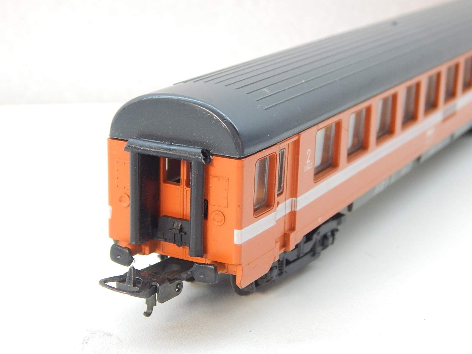 LIMA VOITURE SNCF ORANGE 2 CL TOIT GRIS HO SANS BOITE - CC2RAILS.COM