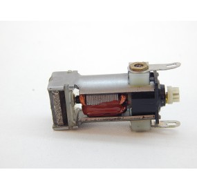 1 MOTEUR 3 POLES LONG AVEC PIGNON JOUEF HO