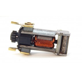 R 9551 UN MOTEUR 3 POLES FIN ET LONG JOUEF + PIGNON 14 DENTS HO