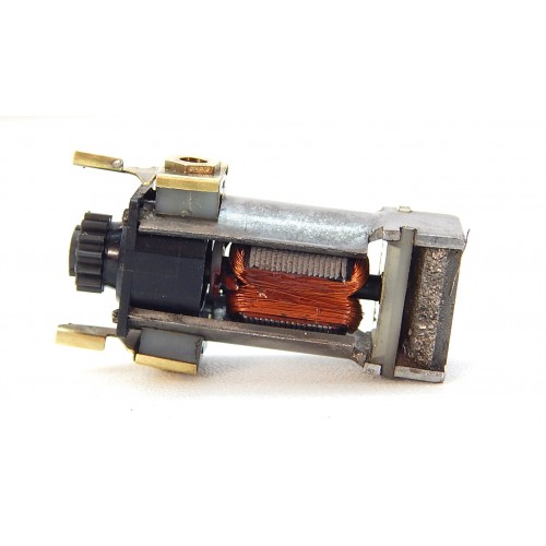 R 9551 UN MOTEUR 3 POLES FIN ET LONG JOUEF + PIGNON 14 DENTS HO