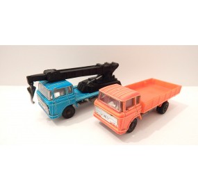 MAJORETTE LOT DE DEUX PETITS CAMIONS UNE GRUS UN PLATEAU 1/100 SANS BOITE