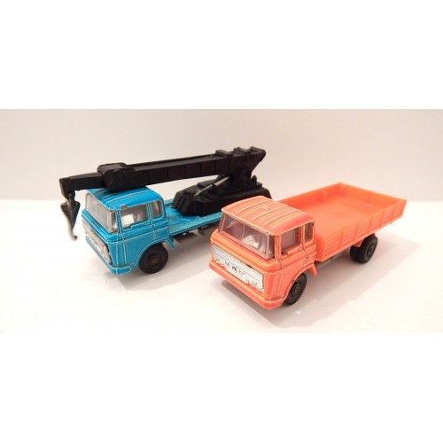 MAJORETTE LOT DE DEUX PETITS CAMIONS UNE GRUS UN PLATEAU 1/100 SANS BOITE