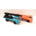 MAJORETTE LOT DE DEUX PETITS CAMIONS UNE GRUS UN PLATEAU 1/100 SANS BOITE