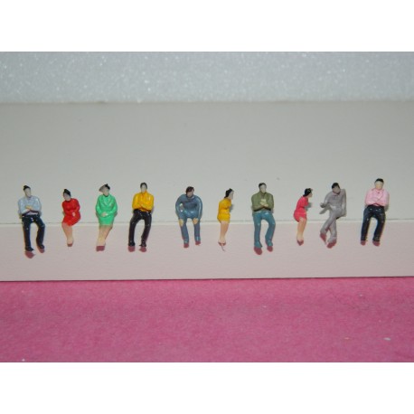 Lot de personages assis
