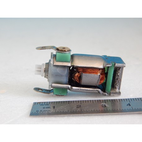 Moteur 5 pôles avec pignon 7 dents Jouef - HO